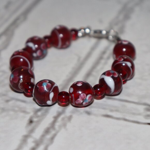 Beautiful NWOT Red flower glass beaded bracelet 7" - Picture 1 of 5